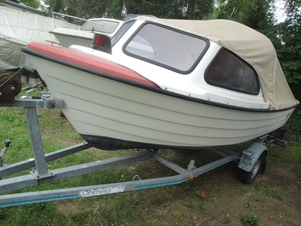 Sportboot mit Trailer und Motor in Potsdam