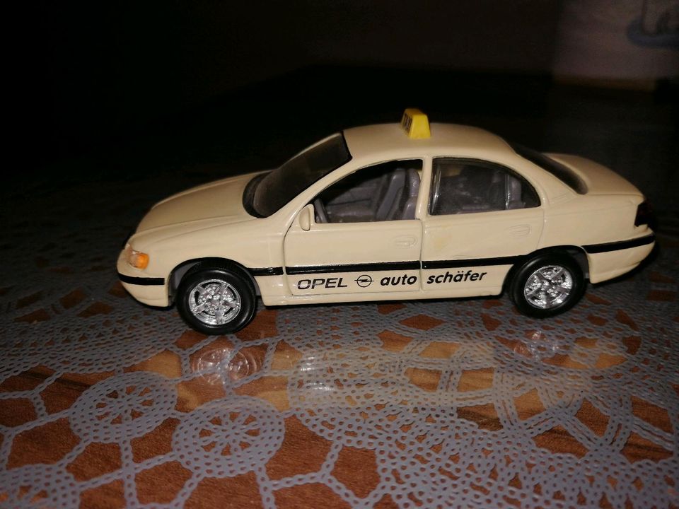 Opel Omega Taxi Modellauto Maßstab 1 :38 in Trappenkamp