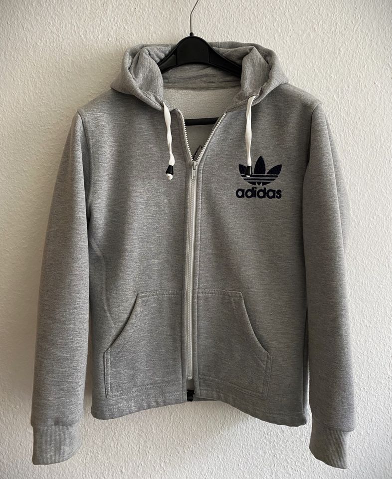 Adidas Hoodie mit Reißverschluss, in 36, grau in München