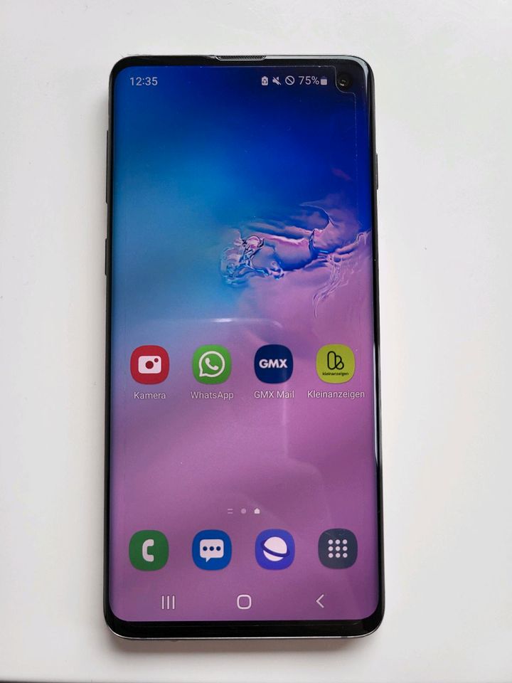 Samsung Galaxy S10 mit Ladegerät in Dornhan