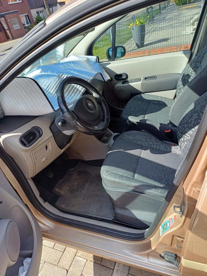 Renault modus 2005 16V mit einem Stand für zwei Fahrräder in Bremervörde