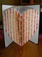 rotes Herz in ein Buch gefaltet / geschnitten - 21 cm hoch Rheinland-Pfalz - Reich Vorschau