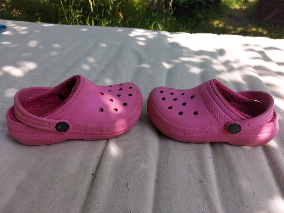 Crocs gefüttert Gartenschuhe 26/27 in Tharandt