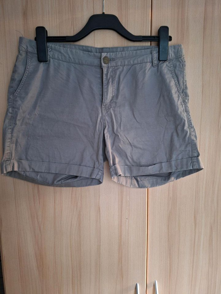 Kurze Shorts Damen in Holzminden