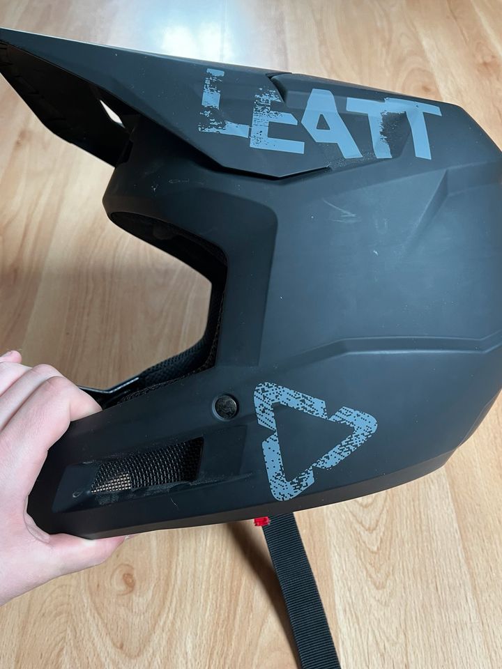 LEATT Downhill Helm in Lommatzsch