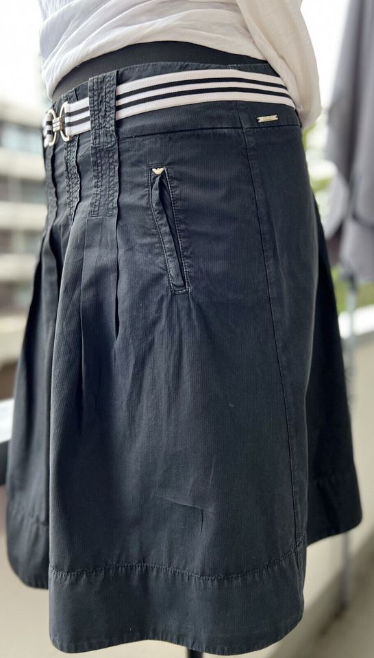 Armani Rock in Schwarz mit abnehmbarem Gürtel, Gr. M / 44 IT in Düsseldorf