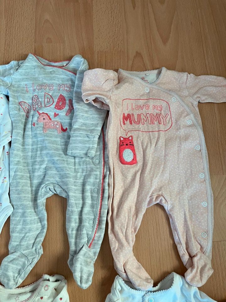 Kleiderpacket Baby, Strampler, Bodys, Socken, Fäustlinge Gr 50/56 in Reutlingen