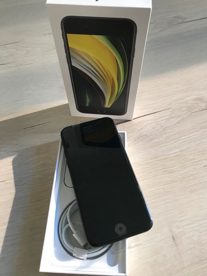 iPhone SE 128 GB BLACK in Berlin