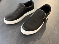 Office Slippers schwarz gold Reißverschluss 37 Neuhausen-Nymphenburg - Neuhausen Vorschau