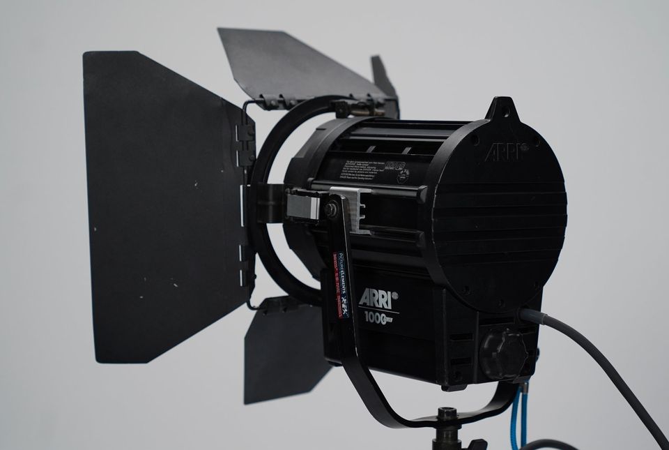 ARRI Junior 1000W Plus Fresnel Tungsten Stufenlinse Filmlicht in München