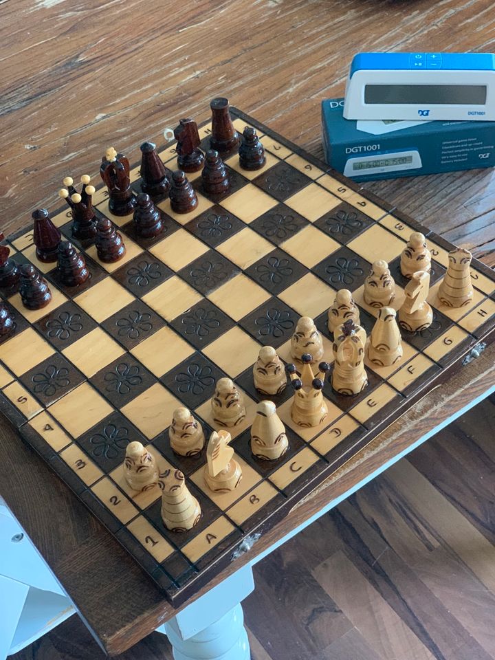 Wunderschönes Schachbrett aus Holz inkls. Figuren + DGT Schachuhr in Berlin