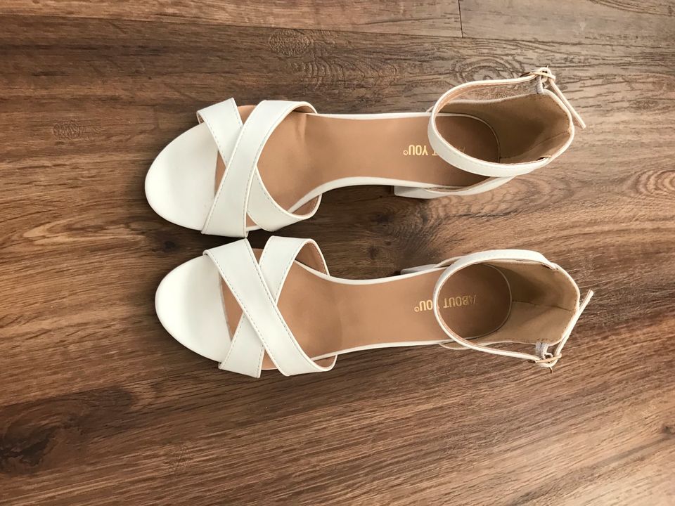 Weiße Sandalen Größe 37 NEU in Rellingen