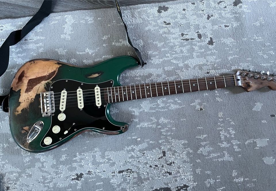 Squier DIY Custom E  Gitarre Strat in Mühlacker