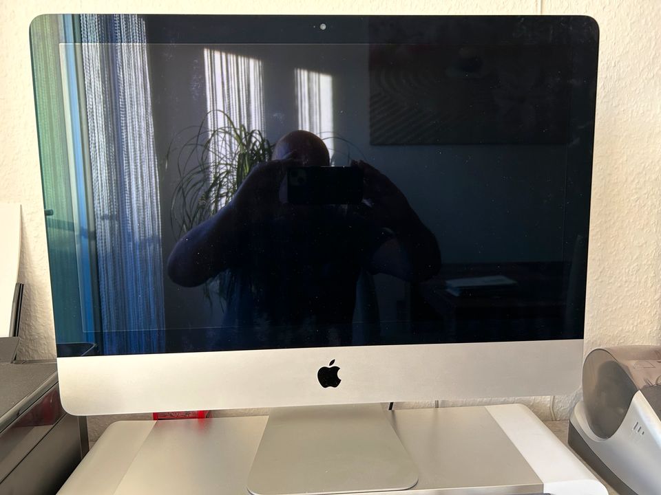 iMac mit 21,5 Bildschirm mit LED Hindergrundbeleuchtung in Neustadt b.Coburg