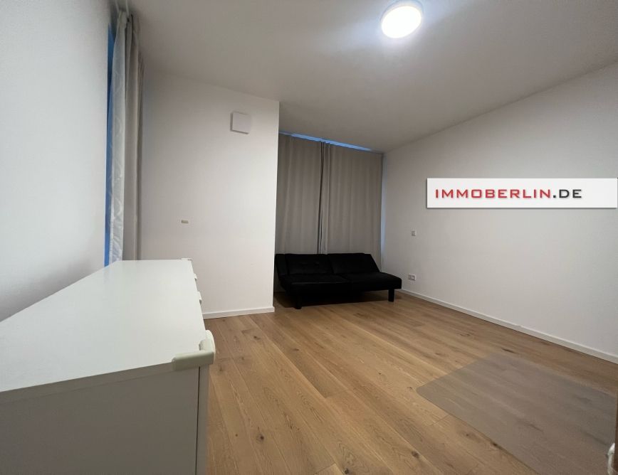 Komfortable Wohnung im KfW-55-Haus mit Balkon & Loggia beim Ortskern nahe WISTA in Berlin