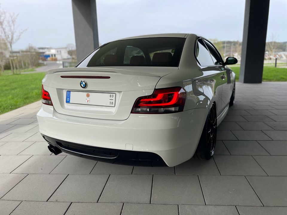 BMW 135i Coupe e82 M Paket N54 in Daun