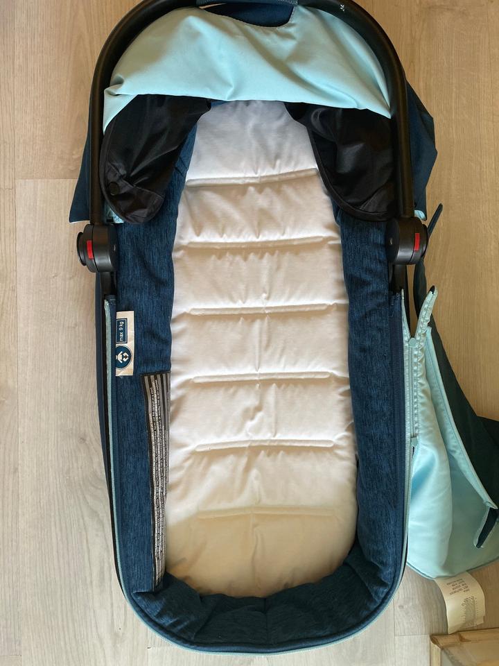 Blauer Kinderwagen Maxi-Cosi + Babywanne auch in Blau in Neuss