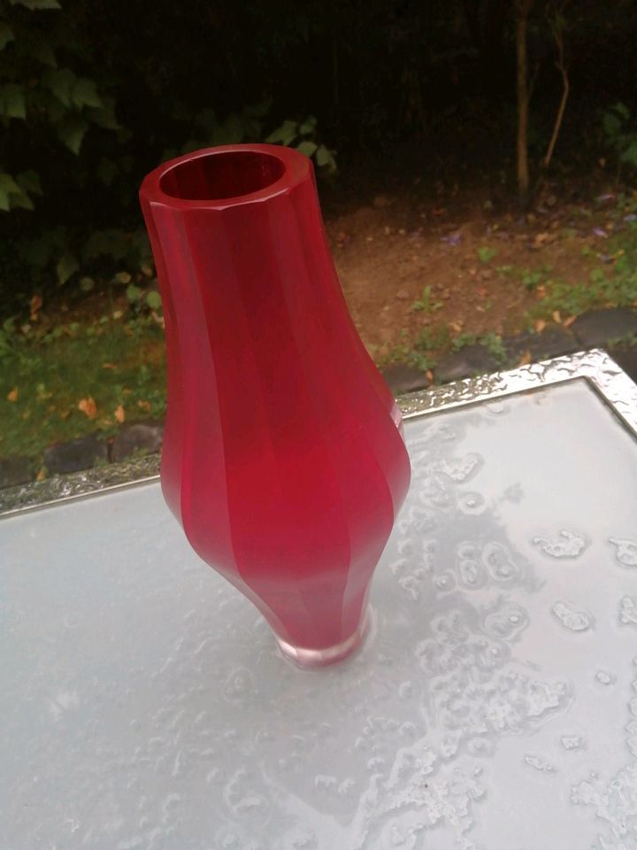 Glas Vase beschliffen matt rot 60er J 29 cm h in Krefeld