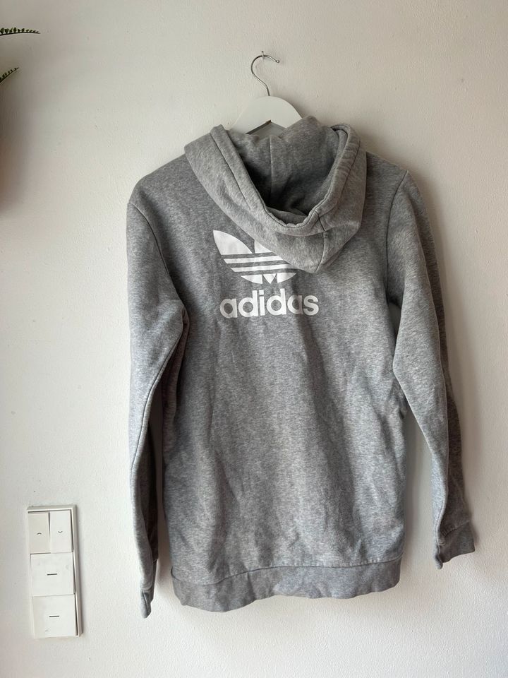 Adidas Sweaterjacke in Leinfelden-Echterdingen