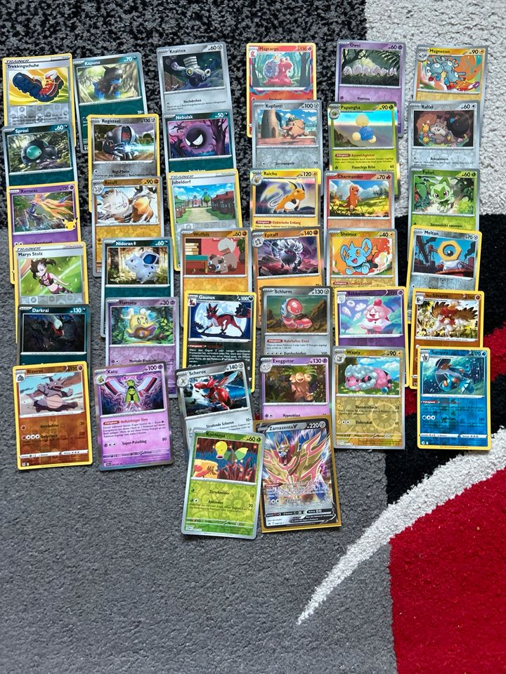 250 Pokemon Karten mit 38 Glitzerkarten (Zamazenta) in Hamburg
