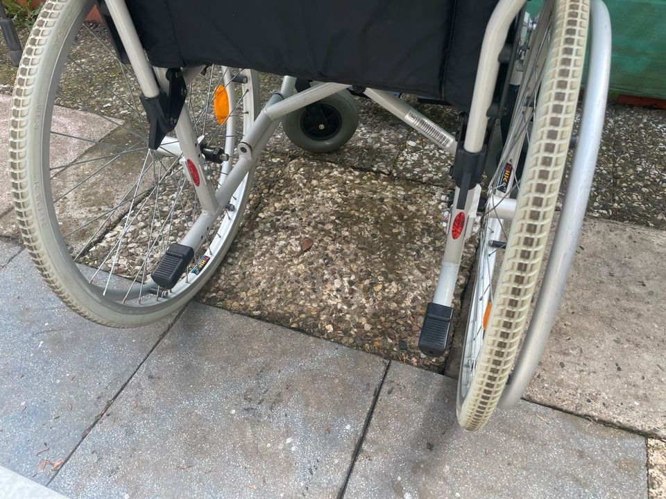 Leichter B&B Rollstuhl Klappbar+Fußstützen+Kissen(Versand) in Hamburg