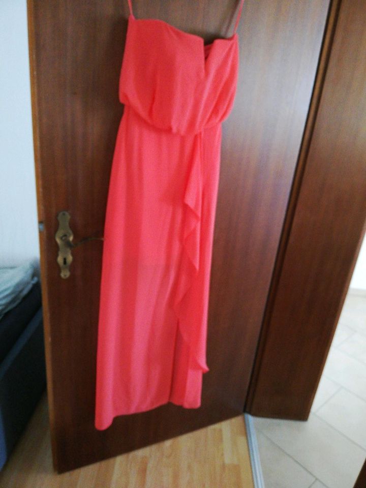 Tolles Kleid in der Farbe Lachs Gr. 32 in Obertshausen