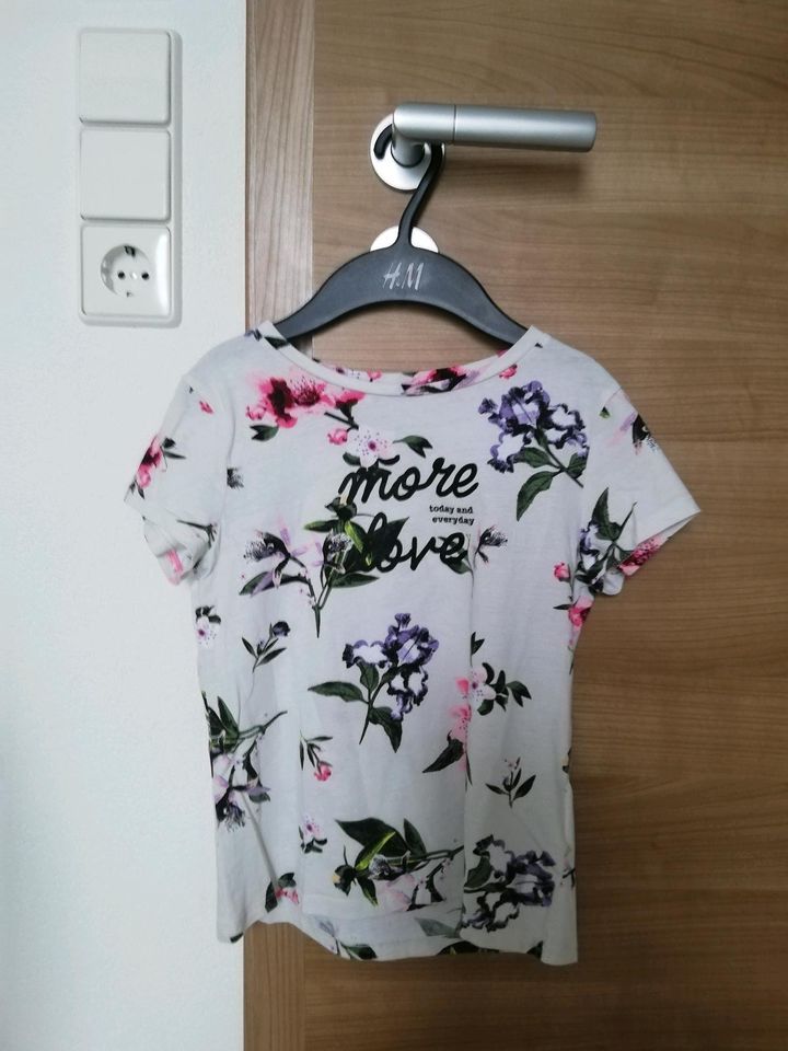 H&M Tshirt Shirt Blumen 134/140 in Altshausen