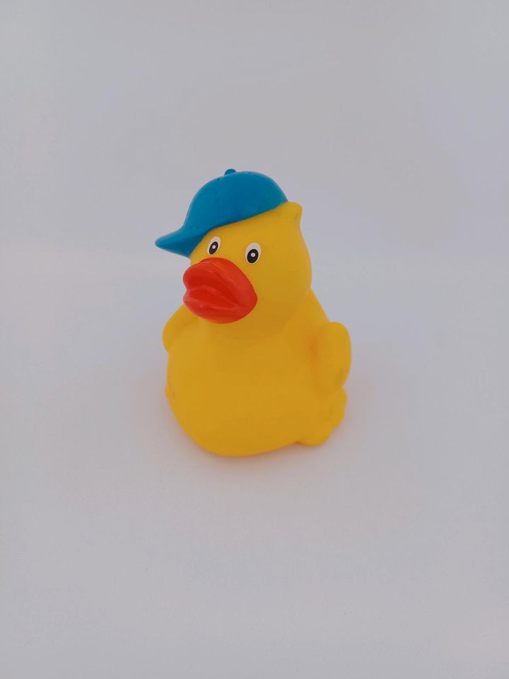 ☆Gummiente mit blauer Cap Badeente☆ in Friedland