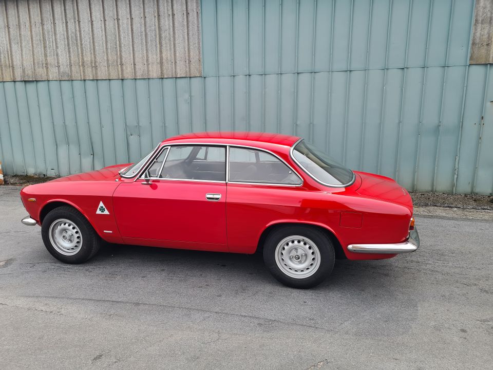 Alfa Romeo Giulia Sprint GT 1600 Bertone Kantenhaube in Düsseldorf