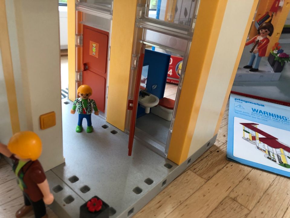 Große Playmobil Schule mit Turnhalle und Zubehör in Höhenkirchen-Siegertsbrunn