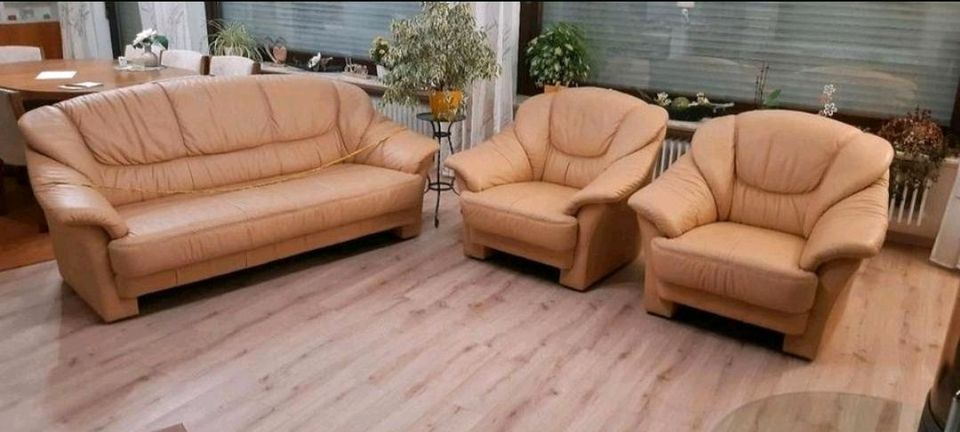 Leder Couch Garnitur mit zwei Sessel in Weimar (Lahn)