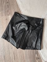 ZARA Kunstleder Rock / Shorts / skort schwarz S knoten Niedersachsen - Harsefeld Vorschau