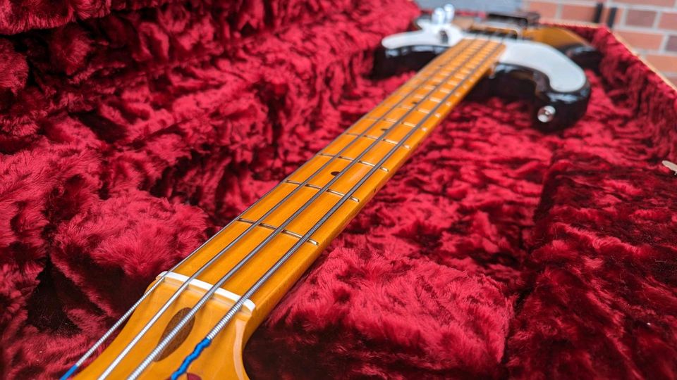 Fender American Vintage II '54 Precision Bass | Nitro 51 AV Tele in Centrum