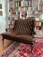 Chesterfield Sofa im Queen Ann Stil, Zweisitzer, braunes Leder Pankow - Prenzlauer Berg Vorschau