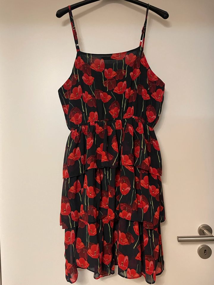 Schönes Kleid Gr.M schwarz/rot mit Blumen und Spaghetti Träger in Kempen