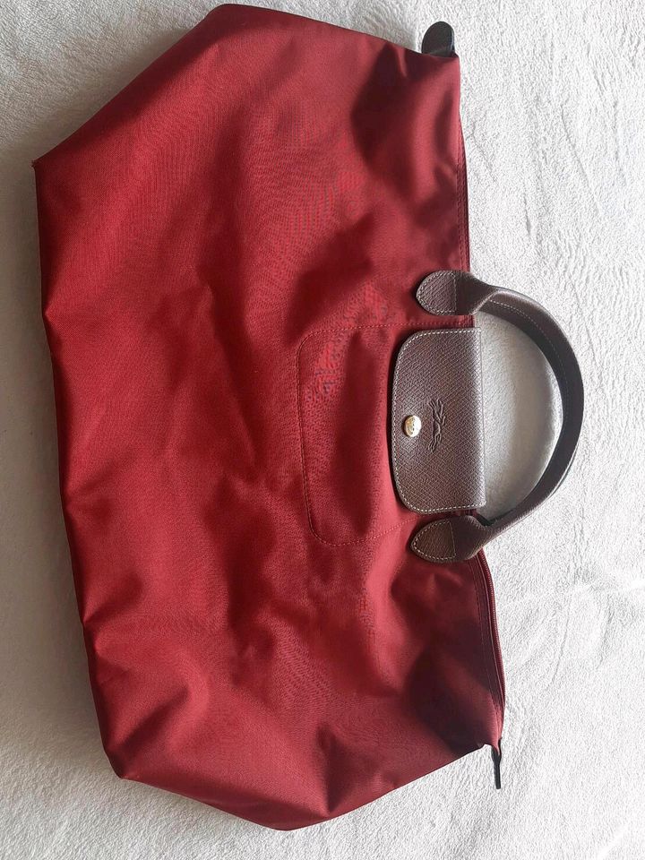 Tolle Longchamp Le Pliage M rot in Leonberg