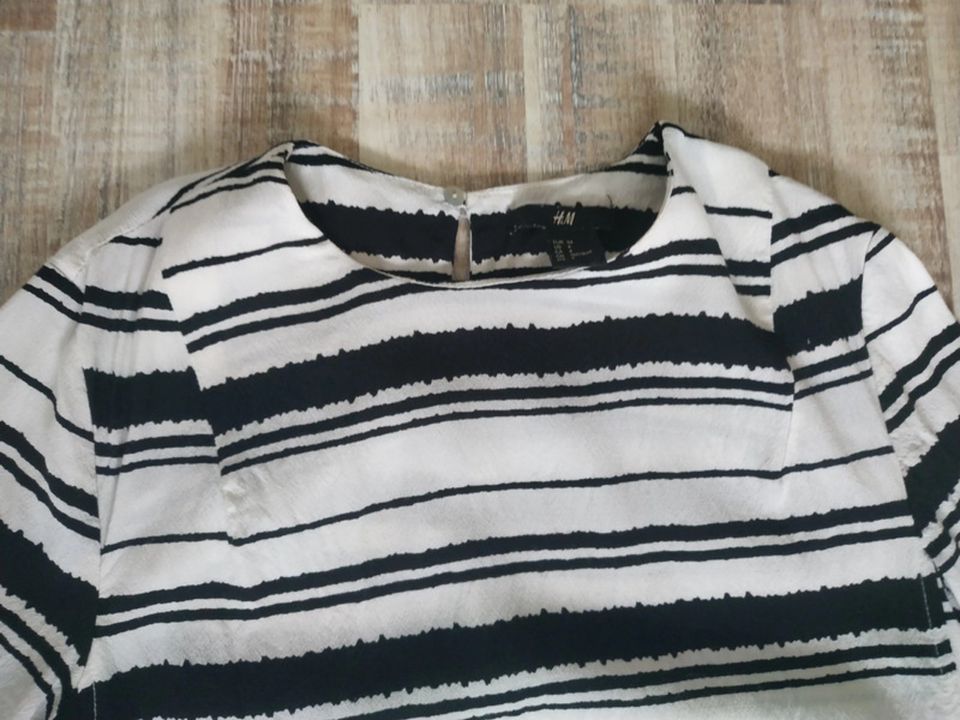 Shirt H&M Größe 34 XS weiß schwarz gestreift T-Shirt in Reichertshofen