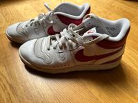 Nike Attack Damensneaker, rot, Größe 40 1/2, sehr guter Zustand Berlin - Pankow Vorschau
