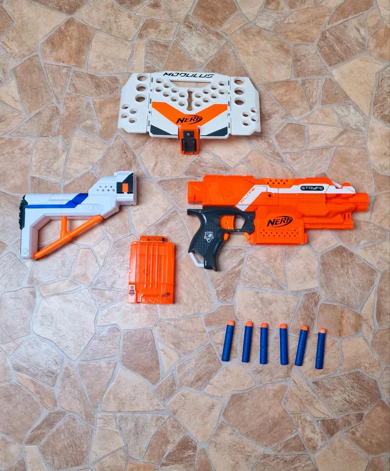 Nerf Elite Stryfe + 6 Darts + Schutzschild + extra Schulterstütze in Rangendingen