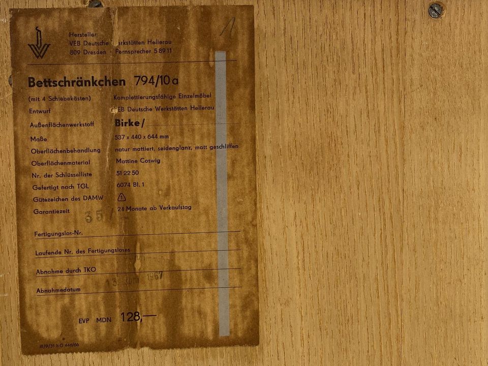 WMK Hübsche und sehr rare kleine Mid-Century Kommode 794/10a von VEB Hellerau aus 1967 mit vier Schubladen # Nachtschrank Nachtschränkchen Nachtkommode Nachttisch Beistelltisch 50er 60er DDR Vintage in Berlin