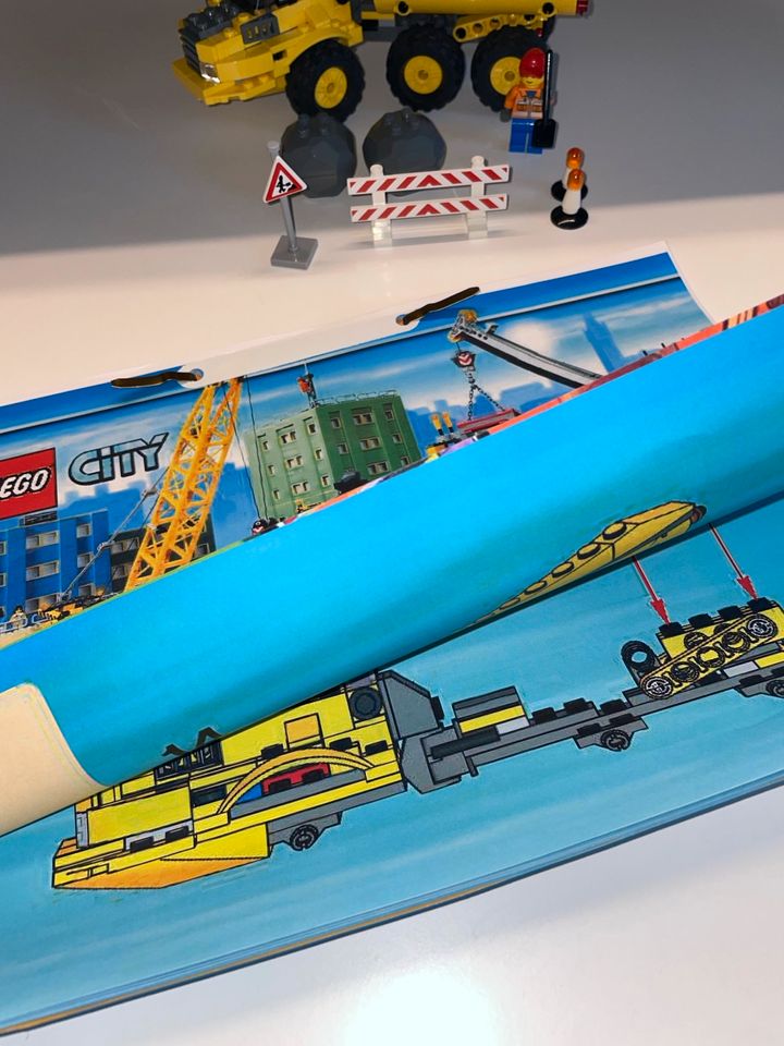 LEGO Baustellen Truck mit Bauarbeiter und Baustellen Ausrüstung in Berlin