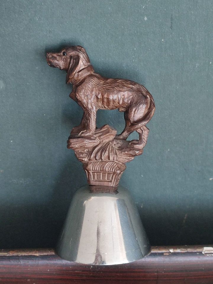 Glocke Dackel Holz geschnitzt Handglocke Hund Vintage Rarität in Groß-Gerau