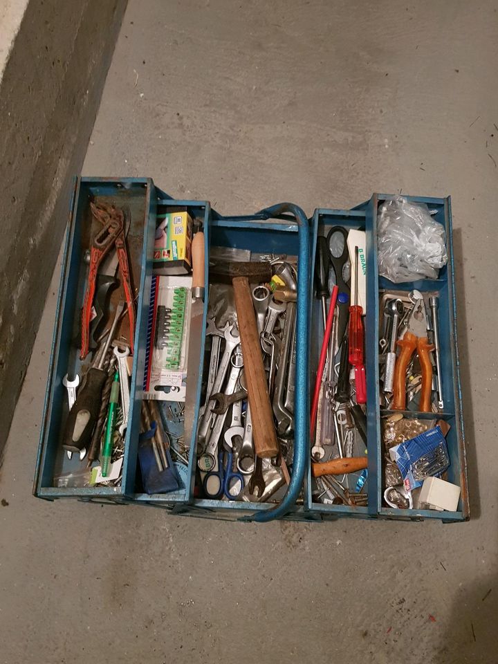 Ich verkaufe eine  Mit Werkzeugen bürsten in Kassel