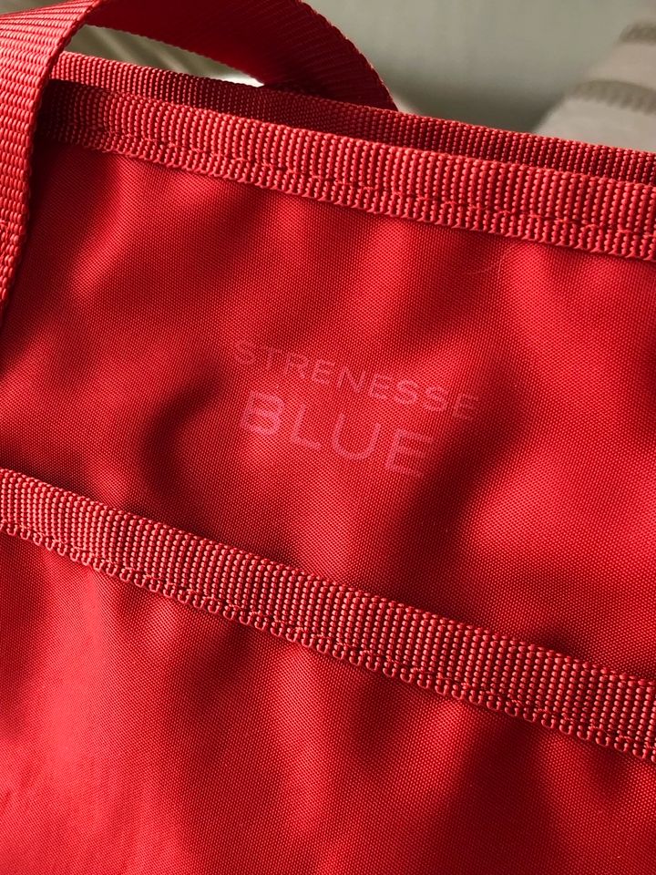 Schöne STRENESSE BLUE Nylon Tasche / Schultertssche tolles Rot in Poing