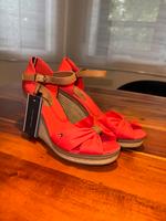 Tommy Hilfiger Sandalen *NEU* Keilsandalen Gr. 41 rotorange Bayern - Augsburg Vorschau