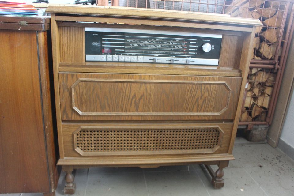 Phonoschrank Radio Grundig 8074 ST Plattenspieler Dual 1220 in Wurmsham