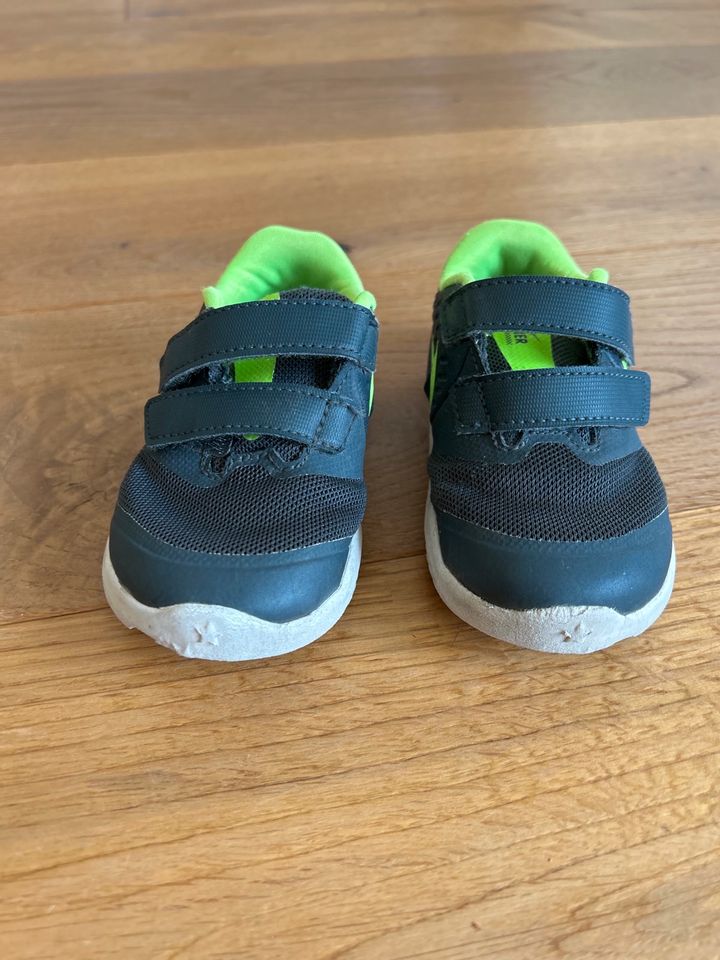 Sneaker Jungs,  Nike Star Runner, schwarz/grün, 23,5, wie NEU in Kelkheim