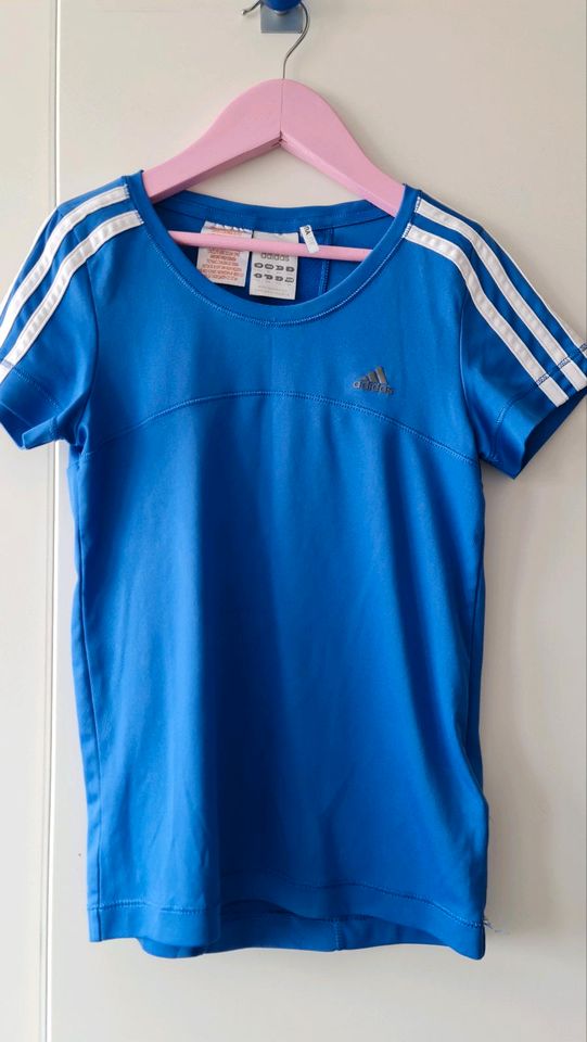 Sportset von adidas: T-Shirt und Leggings, Größe 128/134 in Hochheim am Main