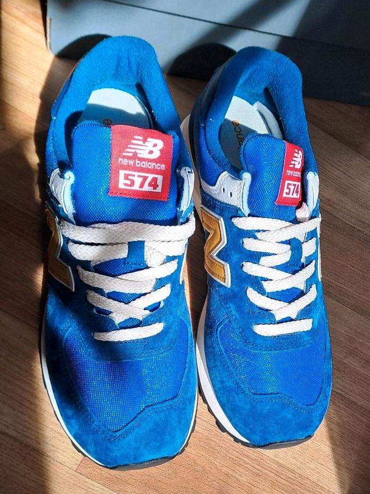 NEU New Balance 574 Blau / Senf - Gelb Gr: 42 Sneakers in Bernau