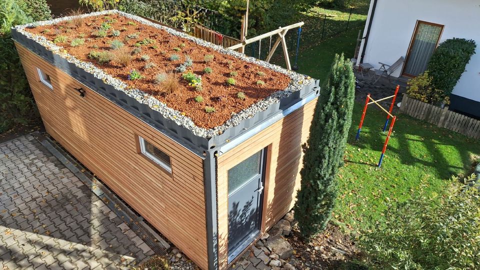 Garagen-Gartenhaus aus upgecyceltem Co. mit Dachbegrünung in Windach